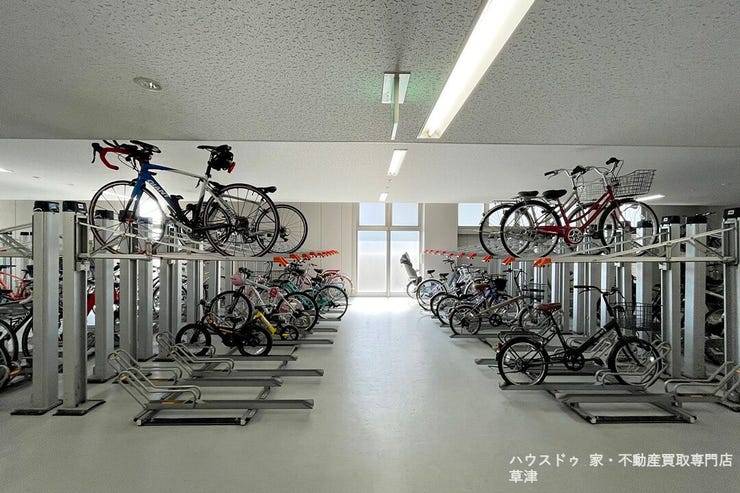 戸数以上の駐輪スペースが確保され、3階の自転車置場へは専用エレベーターを利用することができます。