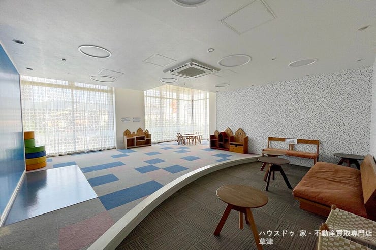 2階のキッズルームは海のイメージで設えられ、大きなお絵かきボードやカラフルな家具などが設置されています。