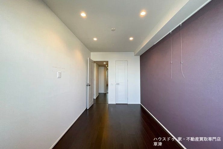 大きな窓から明るい光が差し込む洋室。こちらのお部屋からも眺望を楽しめます。