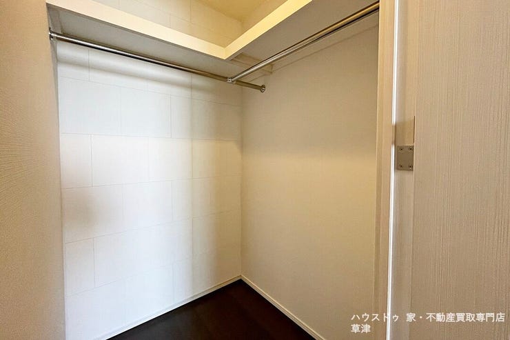 服や小物を一目で管理できるウォークインクローゼット。お部屋をすっきり広く使うための必須設備。