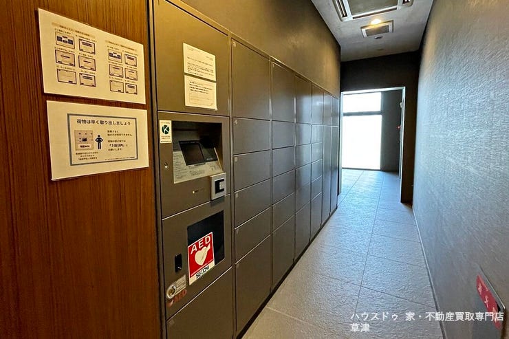 不在時に届いた宅配物を保管する宅配ボックスが2階に設置されています。受け取りは24時間いつでも可能です。