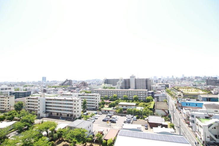 眼下に緑豊かな街並みを臨み、遠くまで見渡せる開放的な高層階からの眺望。高い建物が隣接していないため、遮るもののない広大な青空が広がります。心地よい開放感とともに、毎日の暮らしに潤いを与えてくれます。