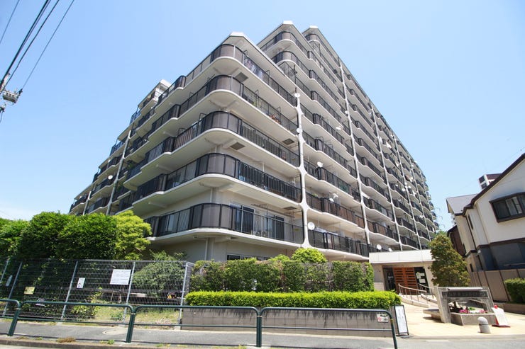 【外観】
周囲に遮るものがなく、心地よい光と風をたっぷり採り込める開放的な配棟設計。毎日の帰宅が楽しみになる、明るく清潔感のある佇まいです。