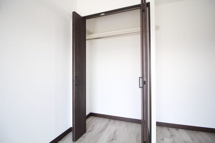 【クローゼット】洋服の保管やしまうスペースは大人1人につき約一畳分が理想です。通路を確保できればより快適に使いこなせます。