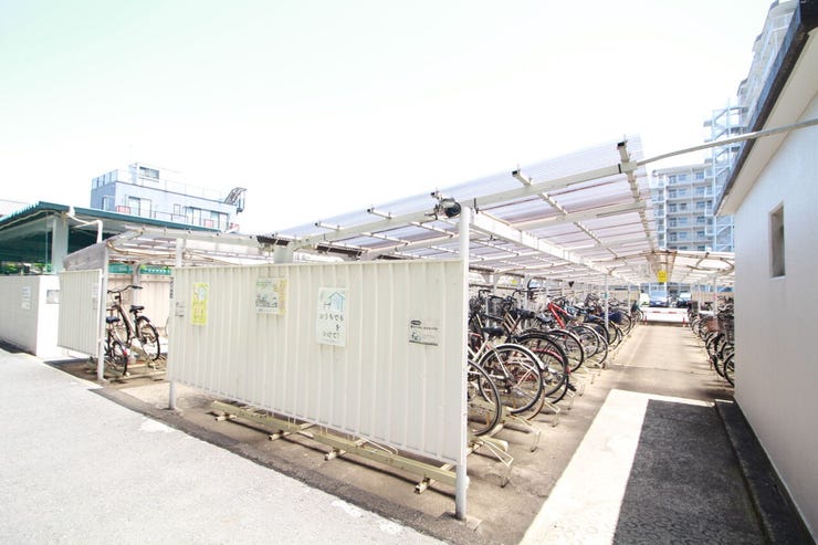 【駐輪場】広さがしっかり確保された、敷地内駐輪場。屋根付きで雨や風から守ってくれます。