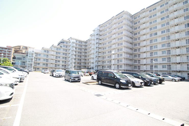 敷地内にカースペースがあれば、お出かけやお買い物の際の搬入出もらくらくです。