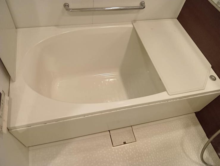 ゆったりとお湯に浸かれる浴槽を備えたバスルームです。お手入れのしやすいシンプルな造りを採用しており、ご家族皆様の毎日のリラックスタイムを支える、清潔で機能的な設備空間となっています。