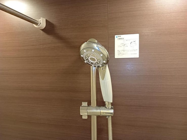 高さを柔軟に調節できるスライドバー付きのシャワーを備えています。ご家族それぞれの使いやすい位置に固定でき、毎日の快適なバスタイムをサポートする、実用的で使い勝手の良い機能的設備です。