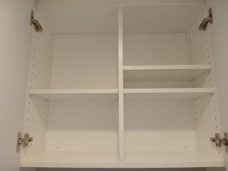 トイレの上部に設けられた扉付きの吊り戸棚です。トイレットペーパーなどの備品や掃除用具を生活感を隠してすっきりと整理整頓でき、限られた空間を有効活用できる実用的で機能的な収納設備となっています。