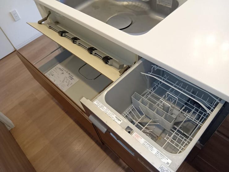 食後の後片付けの手間を大幅に軽減する食器洗い乾燥機を備えています。スライドオープン式で食器の出し入れがしやすく、手洗いに比べて節水効果も期待できる、日々の家事を支える頼もしい設備です。