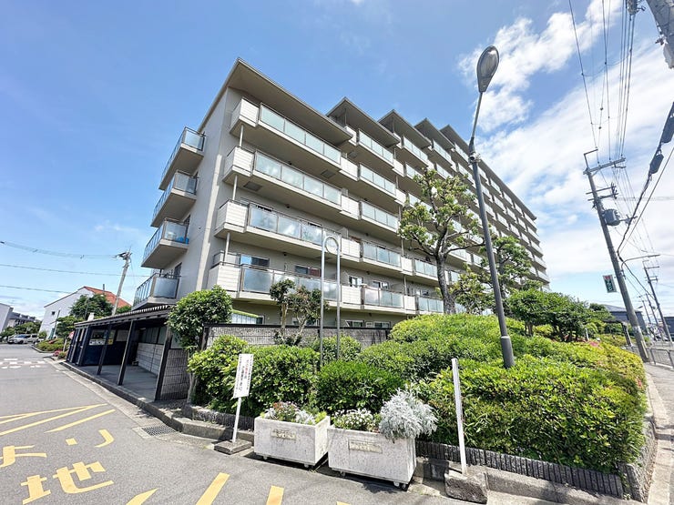 【外観】
敷地内には緑豊かな庭園が広がり、開放感と癒しの空間を提供します