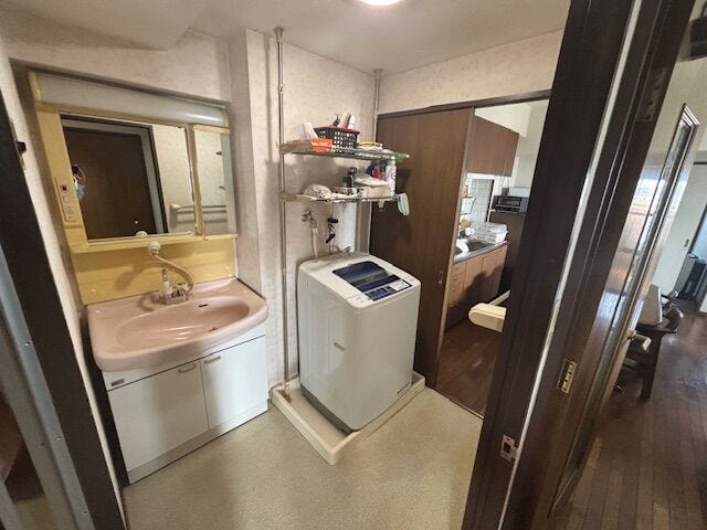 シャワー付洗面化粧台♪洗髪や手洗い洗濯に加え、洗面台のお掃除もしやすくとても便利です♪