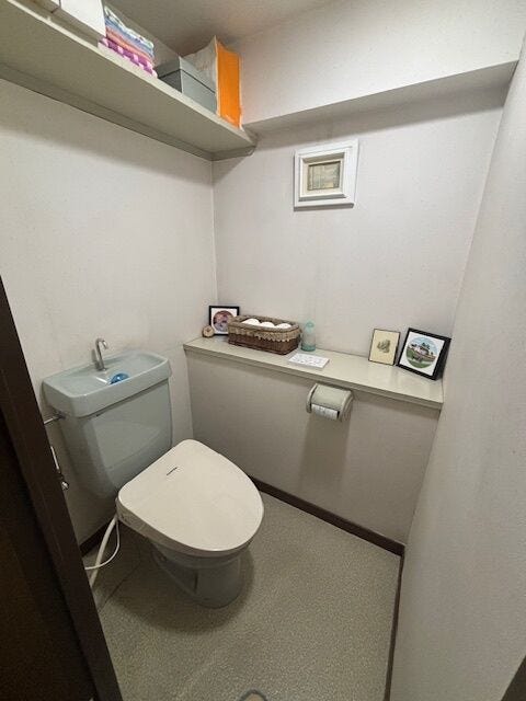 扉の上に棚があります