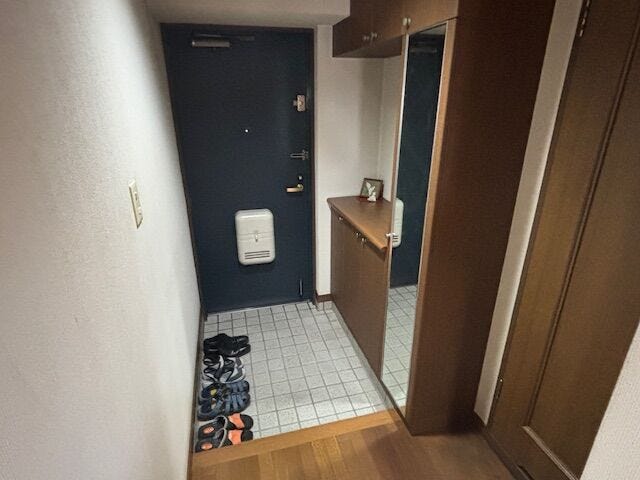 鏡付きの玄関収納です。お出かけ前の身だしなみはここでチェック出来ます!