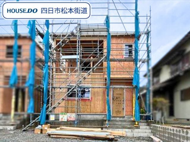 【外観】
富洲原小学校/富洲原中学校エリアに学校まで徒歩10分圏内で収納力と家事動線◎の3LDK+S♪新築一戸建て建築中。現在上棟工事。工事中の今、現地をご見学してみませんか
(2026年6月28日 撮影)
