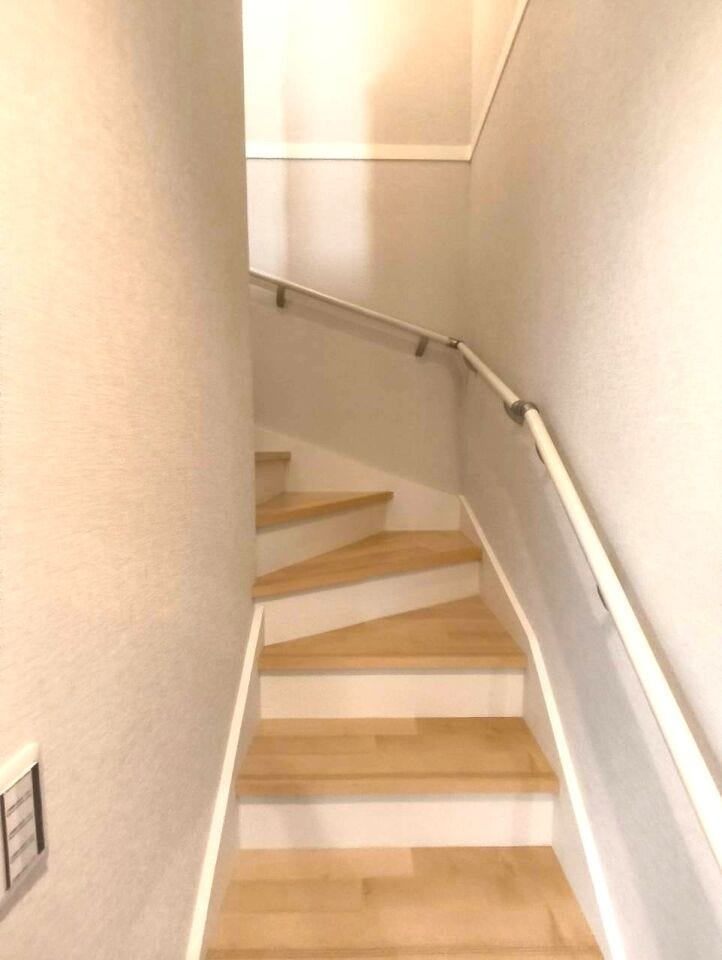 空間を有効活用したオシャレな曲線階段です
