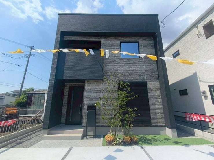 【外観】
黒を基調とした高級感溢れるオシャレな外観です