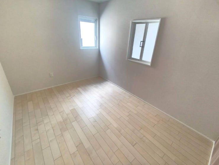 窓からたっぷりと日が差し込む明るい部屋です