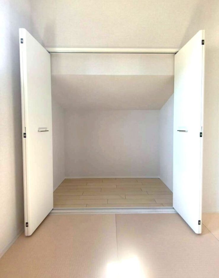 両開きの収納スペースで大きな荷物を入れることができます