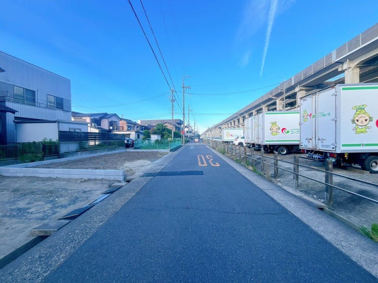 【前面道路】
大型車の通行が少なく、静かで落ち着いた環境が魅力です♪
小さなお子さんがいるご家庭でも安心して暮らせます!
車がスピードを出しにくく、交通事故のリスクも低減される安全な住環境です!