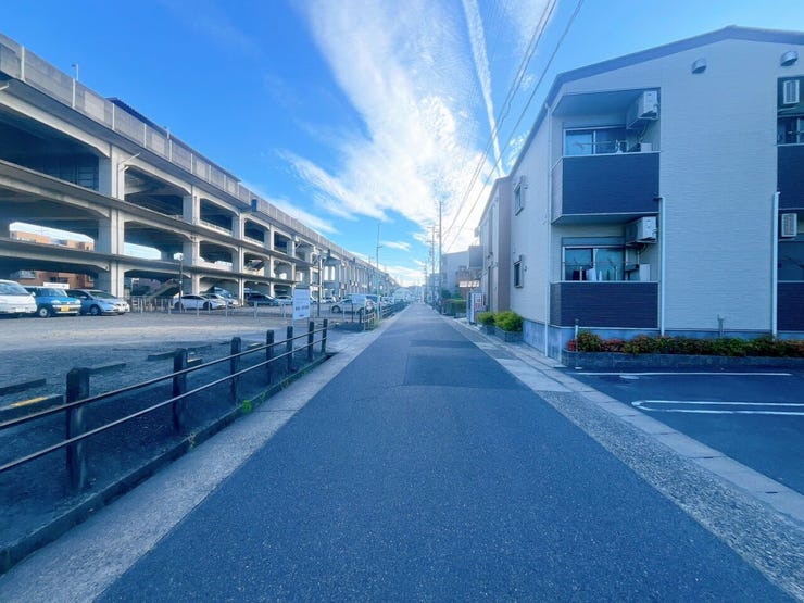 【前面道路】
交通量が少なく静かな環境のため、歩行者や高齢者、お子様にも安心の立地です♪
周辺の騒音も少ないため、落ち着いた雰囲気の中で穏やかな毎日を過ごしたい方にぴったりの住環境です!