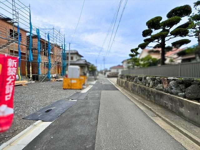 前面道路です。車1台が通れる道幅です。車はスピードを控えるので事故率の軽減や歩行者も安心して通行できます。
(2026年6月28日 撮影)