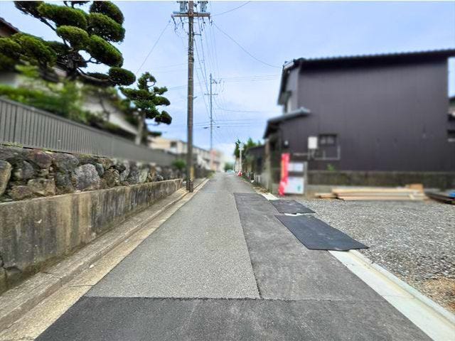 前面道路です。普通車が1台通れる幅となります。大型車の通行が少ないので、振動や騒音が抑えられます。
(2026年6月28日 撮影)