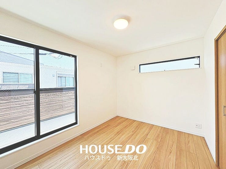 ■階段を登って3階すぐ右の洋室です!
■こちらのお部屋はバルコニー付き♪窓が大きく明るい光が入ります!