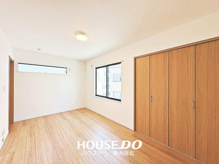 ■3階階段から突き当りの洋室は、広々8.2帖!寝室としてもオススメです!
■ダブルベッドを置いても十分な広さがあります!