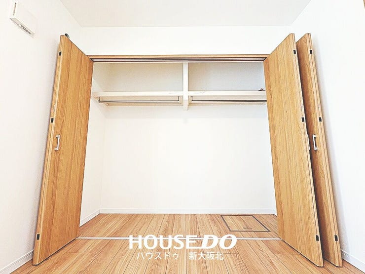 ■大容量のクローゼット!
■お洋服はもちろん、小物や季節家電も収納できてお部屋がスッキリと片付きます!
■造り付けのクローゼットは地震の揺れで倒れる心配がなく、防災面でも安心です!