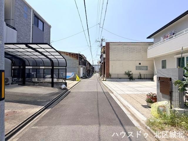 【南側前面道路】
幅員約3.1m前面道路。
閑静な住宅街なのでお子様も安心です。