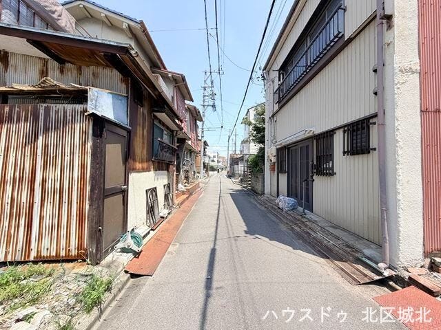 【南側前面道路】
幅員約3.1m前面道路。セットバックが必要となりますが、道路幅が広がるので車の出し入れもしやすくなりますね。