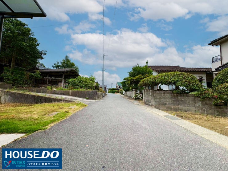 【小学校がすぐ近く!子育て世帯に安心の前面道路】
本荘小学校まで徒歩4分、毎日の通学が安心・安全な嬉しい立地です!バス停も徒歩7分でお出かけに便利♪静かで緑豊かな住環境でのびのび子育てが楽しめます☆