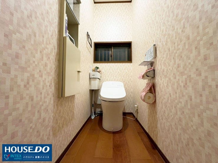 【アクセントクロスがお洒落な快適トイレ空間】
モザイク柄の壁紙が可愛い温かみのあるトイレです!埋込型の収納棚がありペーパーなどもスッキリ片付くのが嬉しいポイント◎小窓付きで換気もバッチリです♪