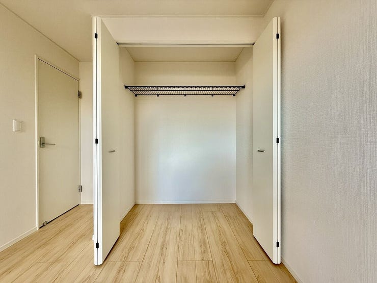 ◇クローゼット◇
大容量のクローゼット完備。お洋服もたくさん収納できて、お部屋がスッキリします。外套や大切なお洋服は傷まないよう、そのままかけて収納できます。