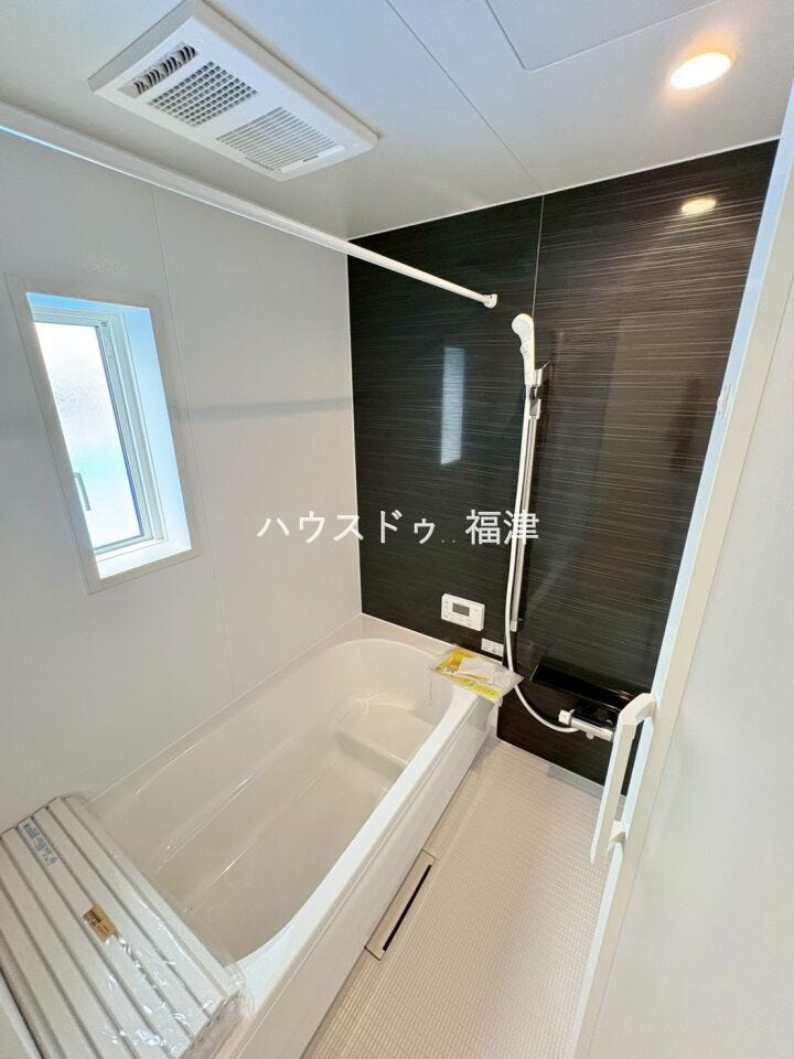 ゆとりのある浴室。足を伸ばしてご入浴いただけます。
1日の疲れを存分と癒してください。
《福津市津屋崎2丁目 新築戸建》