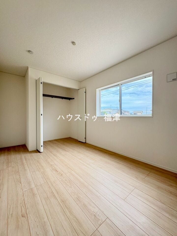 約6.5帖の洋室です♪
全居室収納付きで、お部屋が綺麗に保てます。
《福津市津屋崎2丁目 新築戸建》
