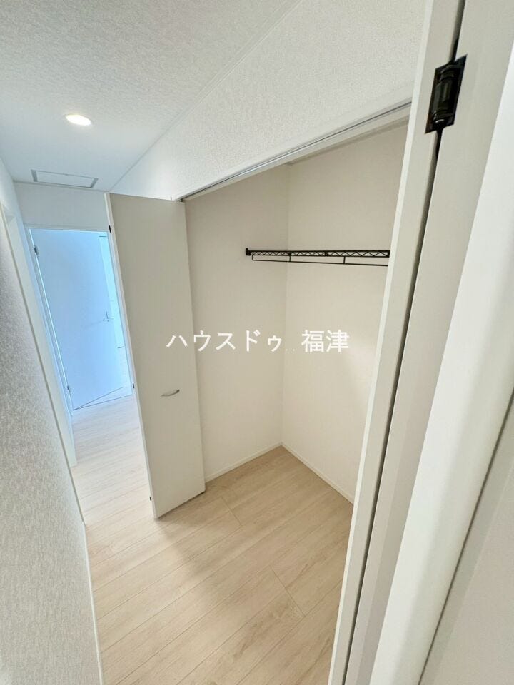 便利な廊下収納付き♪
収納が多いとリビングや居室の床面がいつでもスッキリするため、
普段の掃除機や雑巾がけも楽ちんです♪
《福津市津屋崎2丁目 新築戸建》