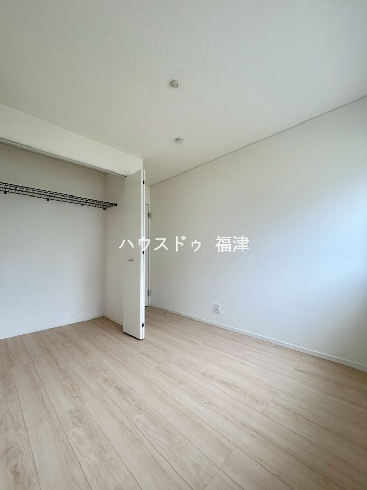約5.0帖の洋室です♪
各部屋に適切な量の収納を確保しているので、
急な来客があっても慌てることがありません。
《福津市津屋崎2丁目 新築戸建》