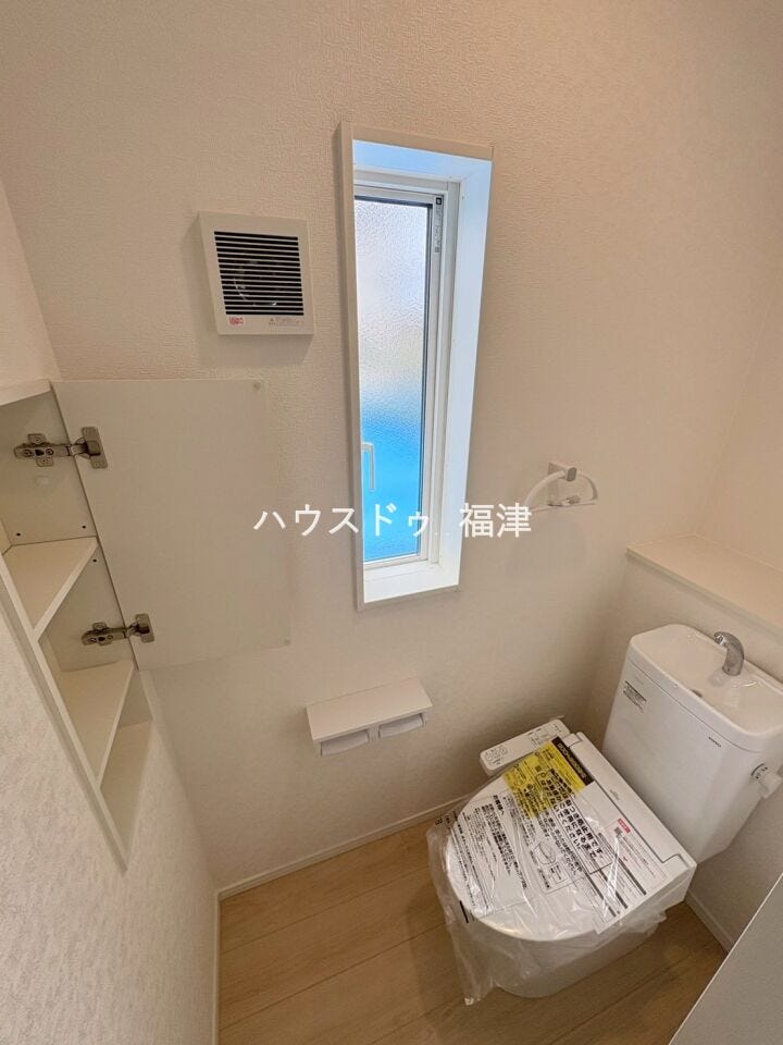 トイレ収納付き!
窓もあるので換気も良好です。
《福津市津屋崎2丁目 新築戸建》