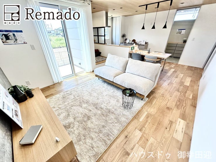 【リビング】
■家族の笑顔が集う中心地■お気に入りの家具を迎え、窓からは心地の良い光が差し込みます。