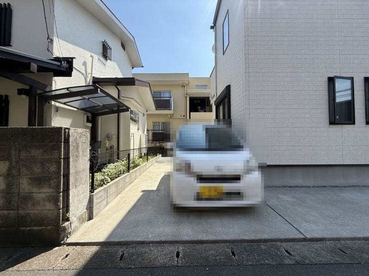 L字型カースペースを採用し、車種の組み合わせにも柔軟に対応可能となっております。敷地を有効活用した使い勝手の良い駐車設計です。