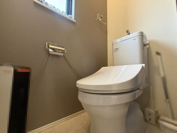 【トイレ】
一般的な機能が備わっているトイレとなっております。
また、小窓がついており、空気の入れ替えなどもすることができ、清潔感のあるスペースとなっております。