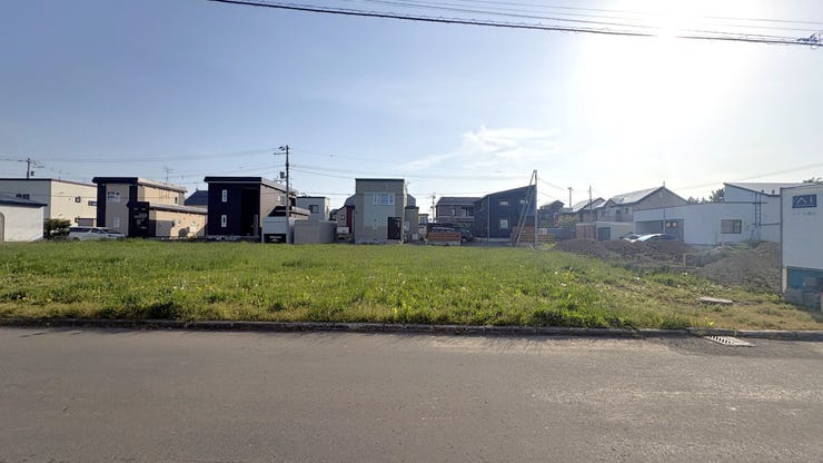【外観】
【広大な約218坪!建築条件なし】
バス停徒歩3分、病院やコンビニも徒歩5分圏内の利便性が魅力です。低層エリアの閑静な住宅街で、平屋や二世帯、広い庭など、様々なプランを自由に描き出せる土地です。