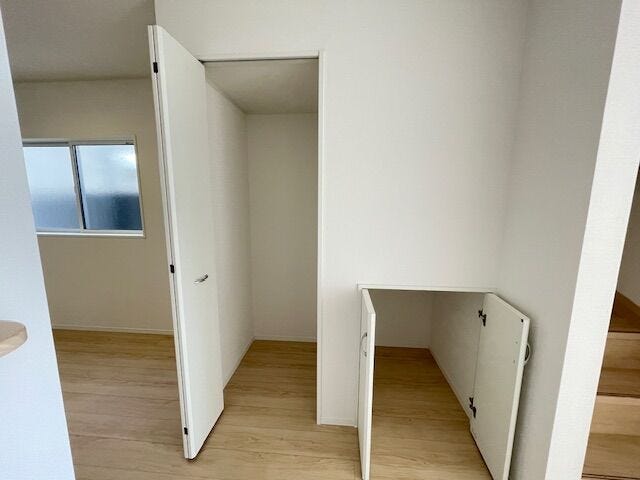 キッチン横には2個所の収納があります!