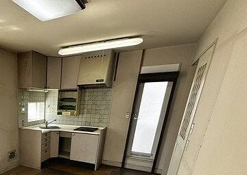 キッチン横には勝手口もあり、料理中に出た生ゴミなどを室内に溜めることなく、外のゴミ置きスペースへ直接スムーズに持ち出せます
