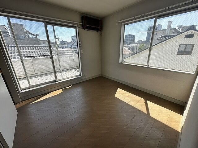 3階:約5帖の洋室です
