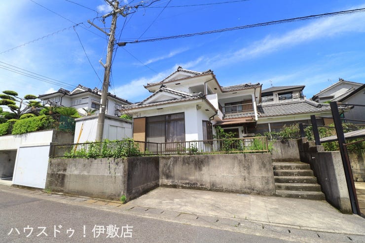 【外観】
【外観写真】
・既存建物は解体更地渡し。現況写真の敷地を2分割にしてのお引渡し
・徒歩5分圏内にスーパー、公園等あり住みやすい住環境