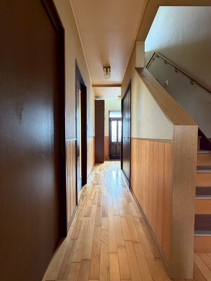 木の温もりに包まれた廊下は、毎日歩くのが楽しみになる心地よさ。