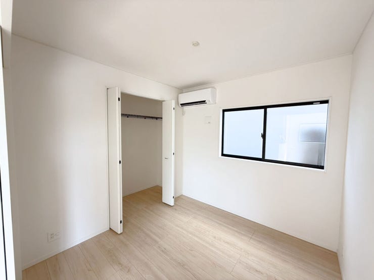 1階4.5帖洋室。生活スタイルに合わせて使用できる1階のお部屋はなにかと便利!収納スペース付きなので、階段の昇り降りが辛くなってくる老後のためにも寝室として使用できるお部屋があると助かります♪